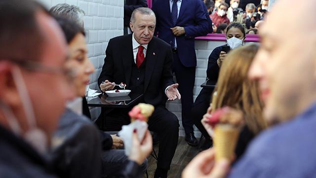 Cumhurbaşkanı Erdoğan vatandaşlarla dondurma yedi, sohbet etti