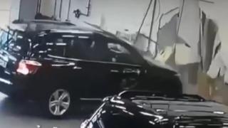 Fren yerine gaza bastı, ofise daldı