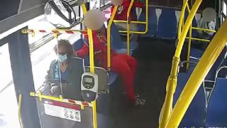 ABD'de otobüste ilginç olay: Genç, bir kadının saçlarını yaktı