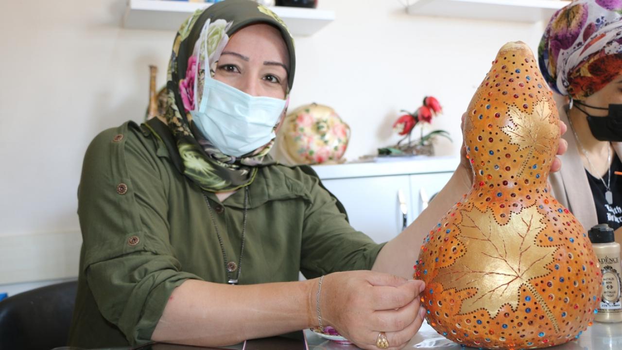 Adıyamanlı kadınlar, su kabaklarını sanat eserine dönüştürüyor