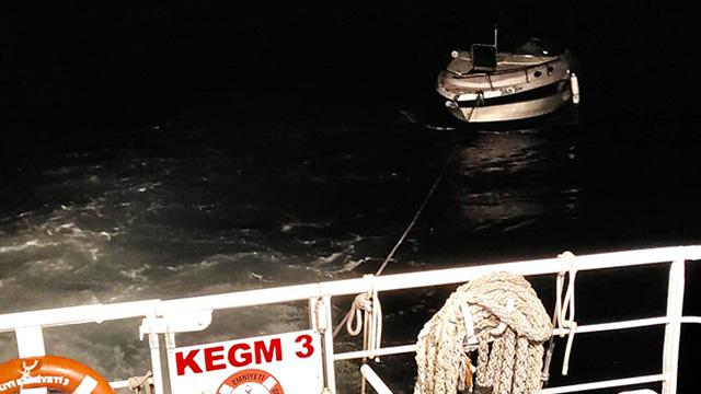 Kınalıada açıklarında sürüklenen tekne kurtarıldı