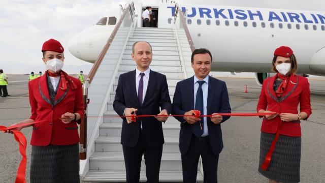 THYnin İstanbul-Fergana seferini yapan ilk tarifeli uçağı Özbekistanda törenle karşılandı