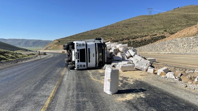 Bingölde saman yüklü kamyonun devrilmesi sonucu sürücü yaralandı