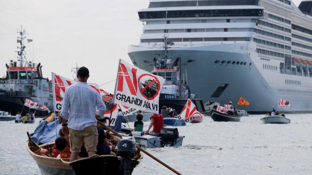 Kruvaziyerlerin Venedike dönüşü protestolarla karşılandı