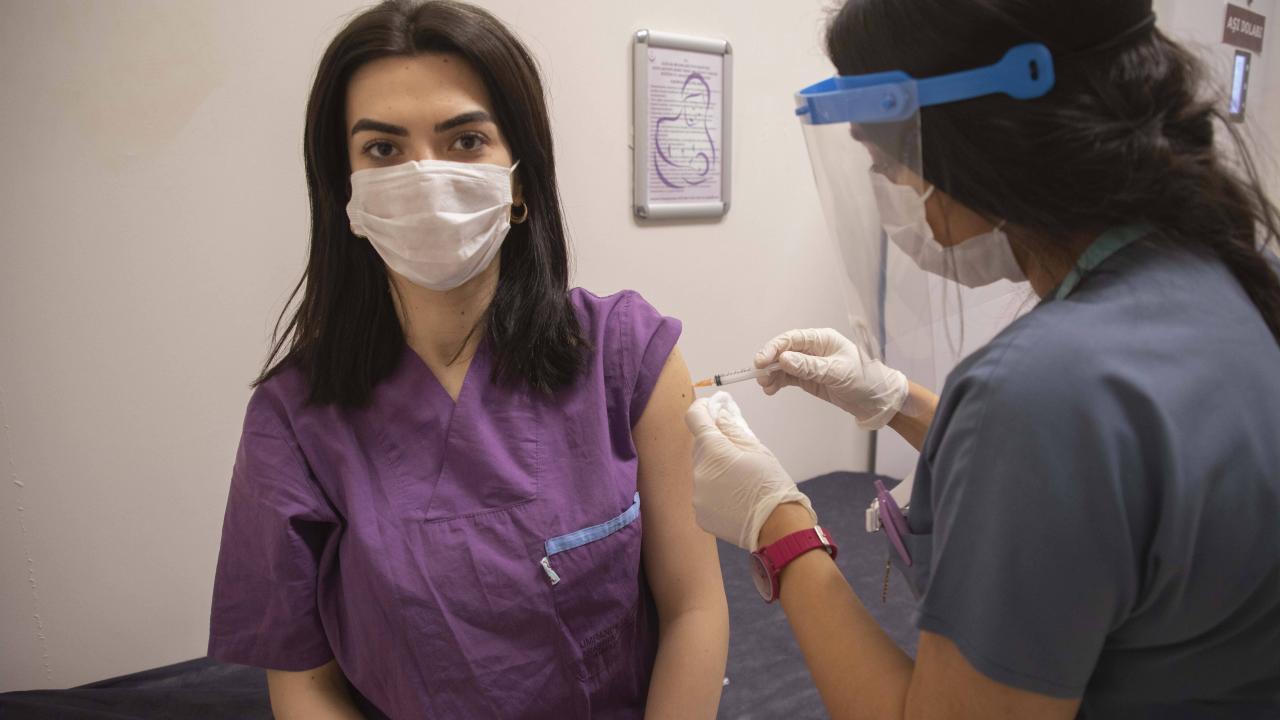 Sağlık çalışanları aşılamada ön sıradaydı