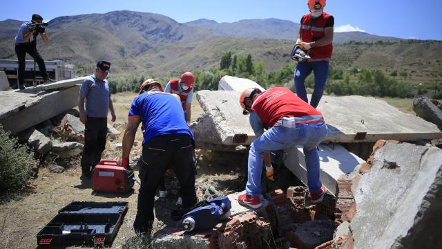 Elazığda öğretmenlerden oluşan AKUB ekibinden gerçeği aratmayan deprem tatbikatı