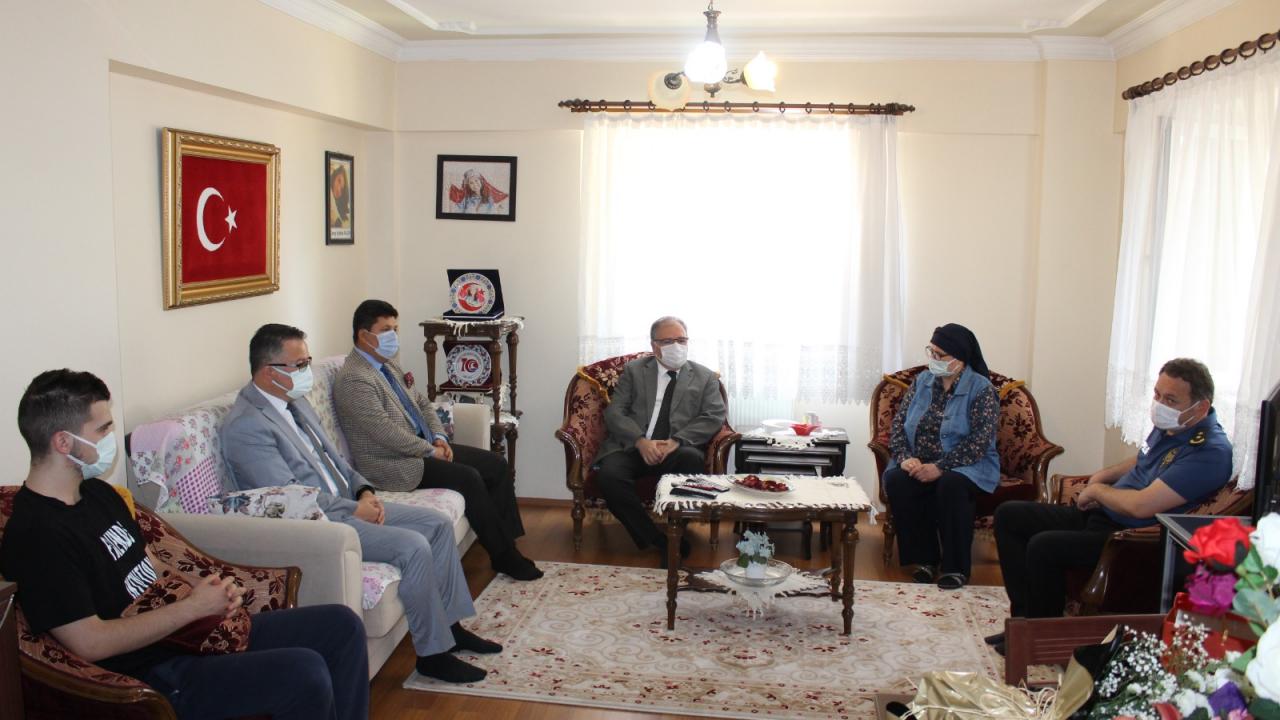 Şehit Aybüke öğretmenin annesi yalnız bırakılmadı