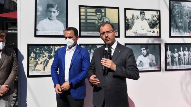 Bakan Kasapoğlu, Garbis Zakaryanın anısına açılan sergiyi gezdi