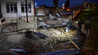 Bingöl'de şiddetli fırtına çatıları uçurdu