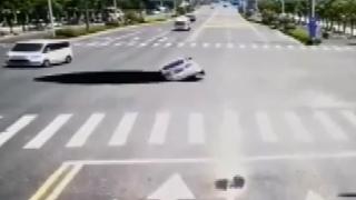 Yol ortasındaki göçüğü fark etmeyen sürücü aracıyla boşluğa düştü