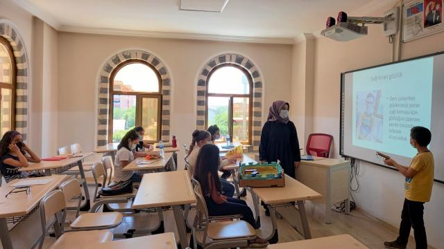 Bilgi Evinde eğitim gören minik öğrencilerin hazırladığı ürünler sergilendi