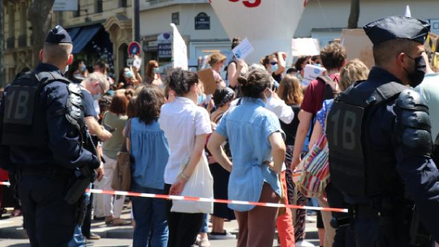 Fransada psikologlar gösteri düzenledi