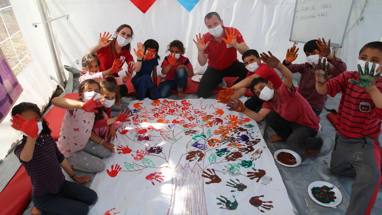 Mobil psikososyal destek ekibi dezavantajlı mahallelerde çocukların yüzünü güldürüyor