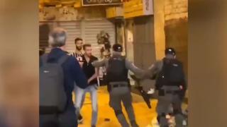 İsrail polisi Şam Kapısı'nda akşam namazı kılan Filistinlilere coplarla saldırdı