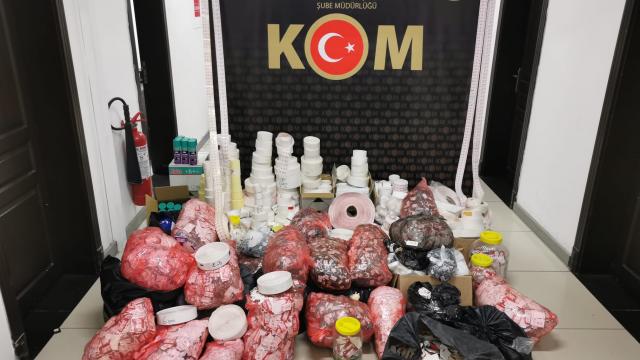 Mersinde tütün ve makaron bandrolleri ele geçirildi