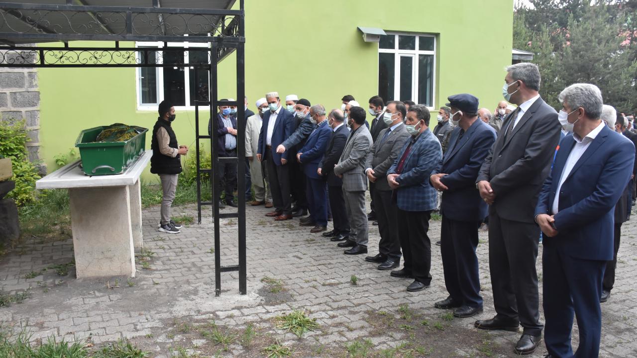 Kars'taki trafik kazasında ölen 2 kardeş defnedildi