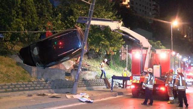 Kaza yapan araç direk ile beton bariyer arasında asılı kaldı: 2 yaralı