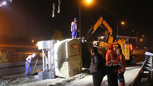 Kağıthanede çakıl yüklü kamyon devrildi: 1 yaralı