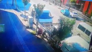 Aracın altında kalmaktan son anda kurtuldu