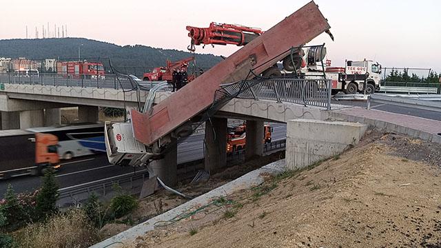 Kaza yapan tır viyadükte asılı kaldı