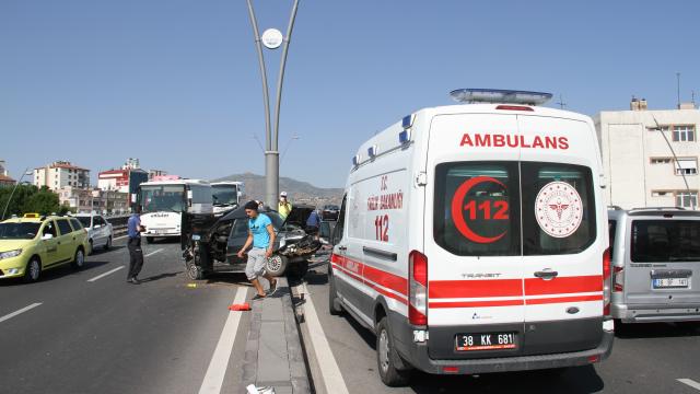 Kayseride iki otomobil çarpıştı: 3 yaralı