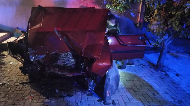Manisada duvara çarpan otomobilin sürücüsü hayatını kaybetti