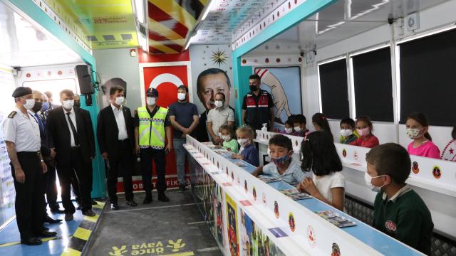 Niğdede traktörlerin karıştıkları trafik kazalarının önlenmesi amacıyla çiftçilere reflektör dağıtıldı