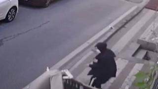 Üzerine düşen kanepeden son anda kurtuldu