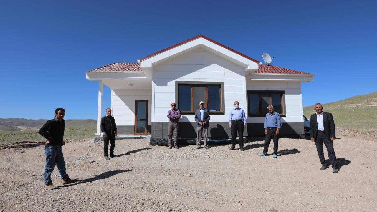 Van’da depremzedeler tamamlanan örnek deprem konutlarını inceledi