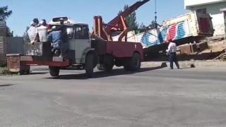 Lastikleri havaya kalkan vincin üzerine çıktılar