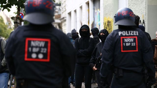 Almanya, PKKyı destekleyen grubun ülkeden çıkışına izin vermedi