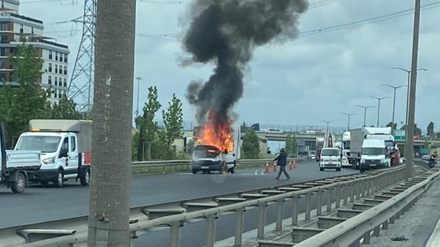 İstanbul TEM Otoyolunda araç yangını