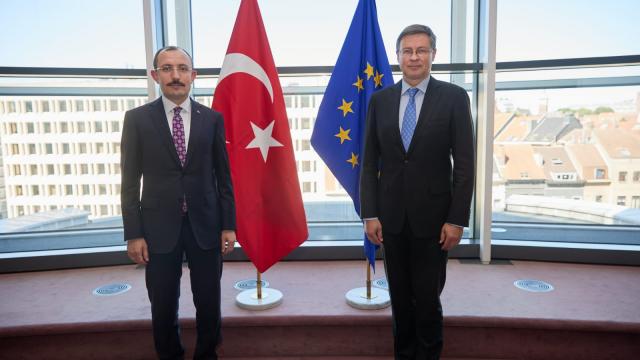 Ticaret Bakanı Muş, Dombrovskis ile bir araya geldi