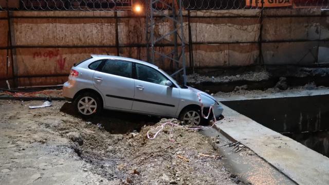 Kocaelide otomobil metro şantiyesinde betona çarptı: 2 yaralı