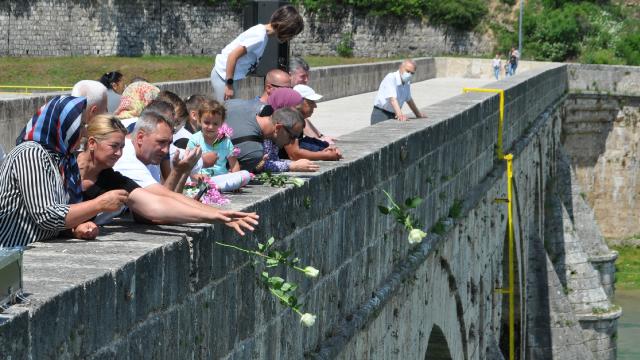 Bosna Savaşında diri diri yakılan 3 bin Boşnak güllerle anıldı