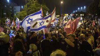 Netanyahu karşıtları İsrail meclisi önünde kutlama yaptı