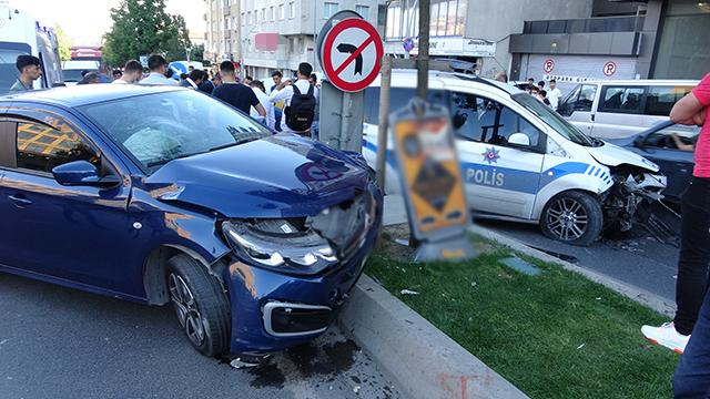 İstanbulda polis aracı ile otomobil çarpıştı: 2si polis 3 yaralı
