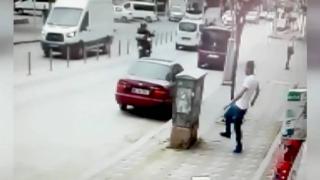 Telefon panosunu tekme atarak devirdi