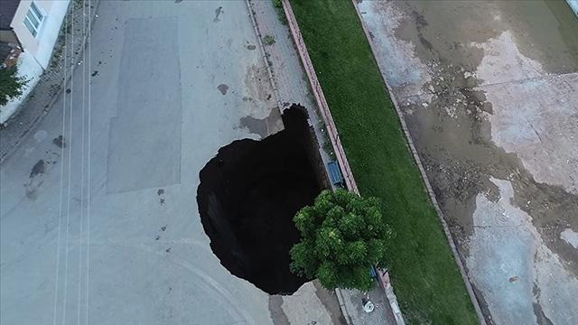 Sivasta yol çöktü, 22 metre derinliğinde çukur oluştu