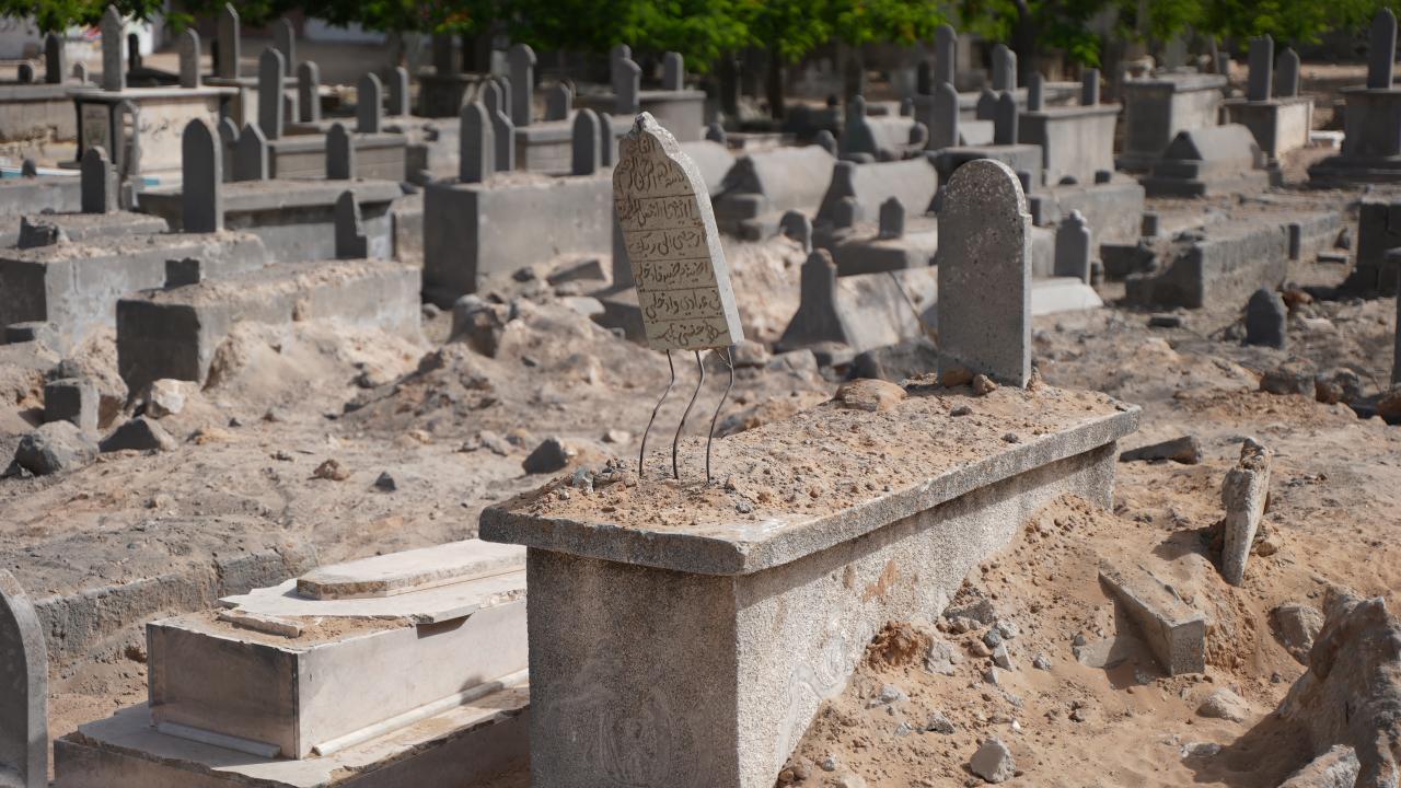 6 mezarlık bombalandı