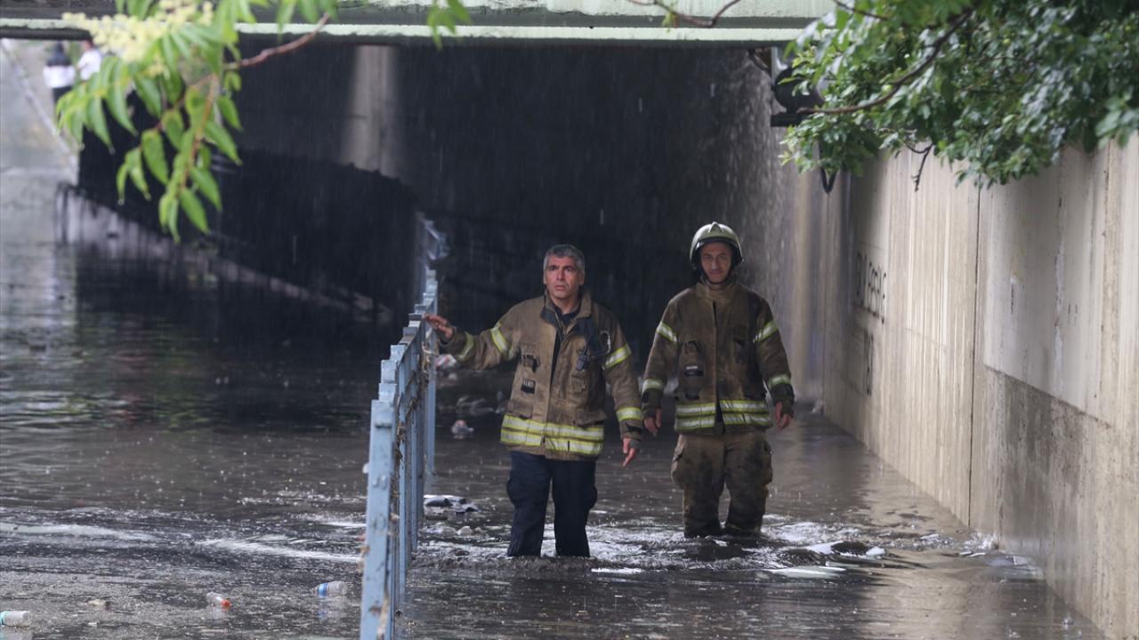 Vatandaşlar kapalı alanlara sığındı 