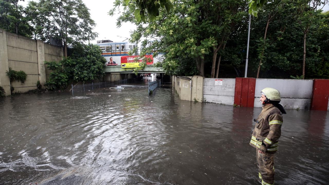 Yollarda su birikintileri oluştu