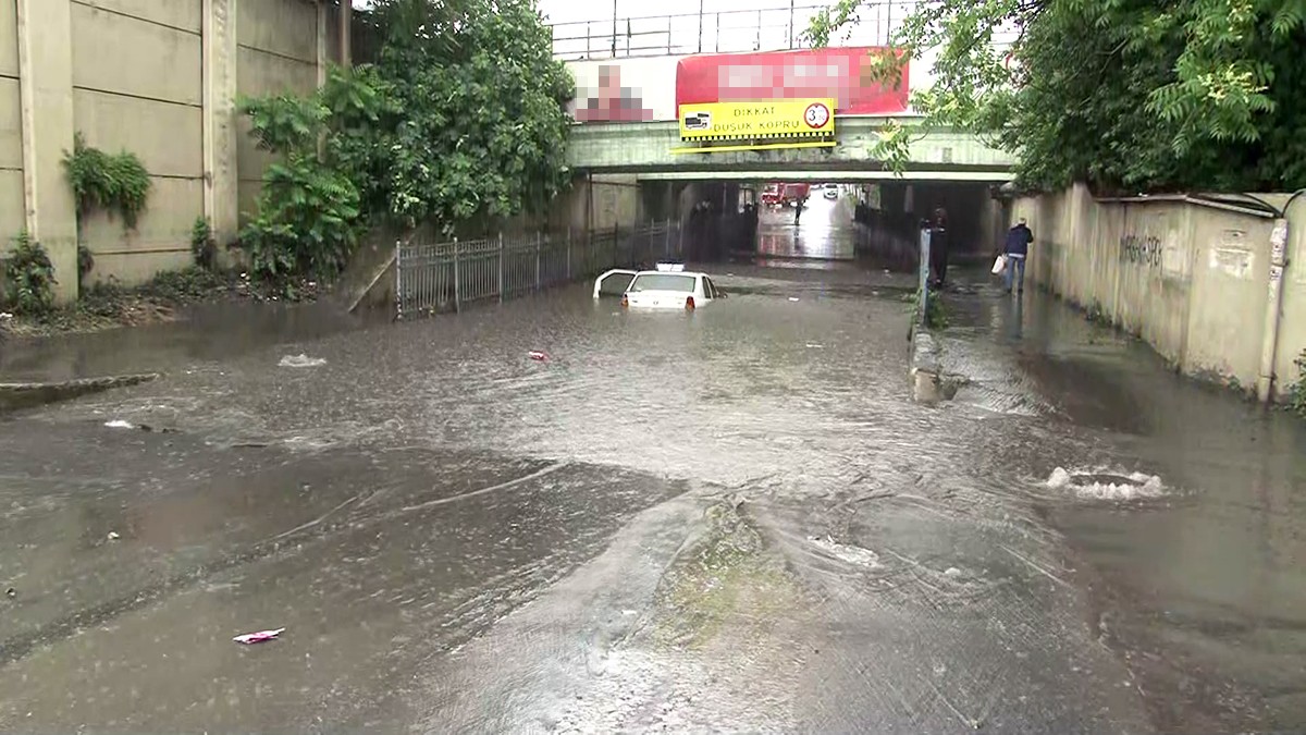 Bayrampaşa`da alt geçidi su bastı