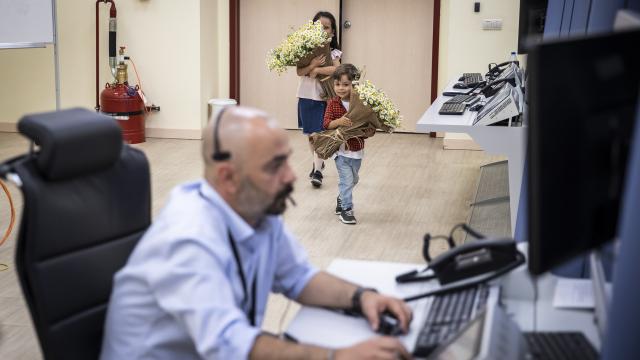 Hava trafik kontrolörü babalara çocuklarından duygulandıran "Babalar Günü" sürprizi