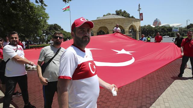 Cumhurbaşkanı Erdoğana Baküde sevgi gösterisi