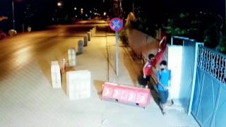 Çocuklar rüzgar nedeniyle katlanan bayrağı düzeltip öptü