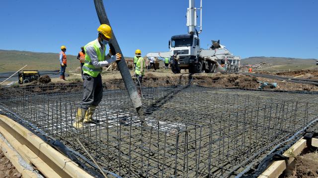 Bingöl depreminden etkilenen Erzurumda depremzedeler için yapılacak 575 konutun temeli atıldı