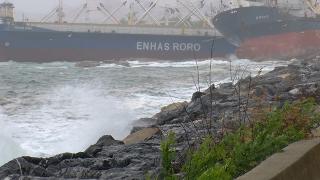 Kartal’da sürüklenen gemi kıyıdaki gemiye çarparak durabildi