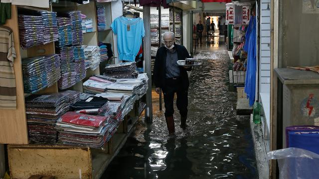 İzmirde etkili olan sağanak su baskınlarına neden oldu