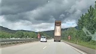 Damperi açık kamyon tehlike saçtı